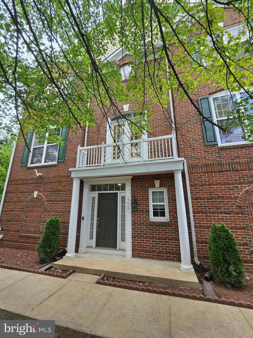 5019 Village Fountain Place photo 3