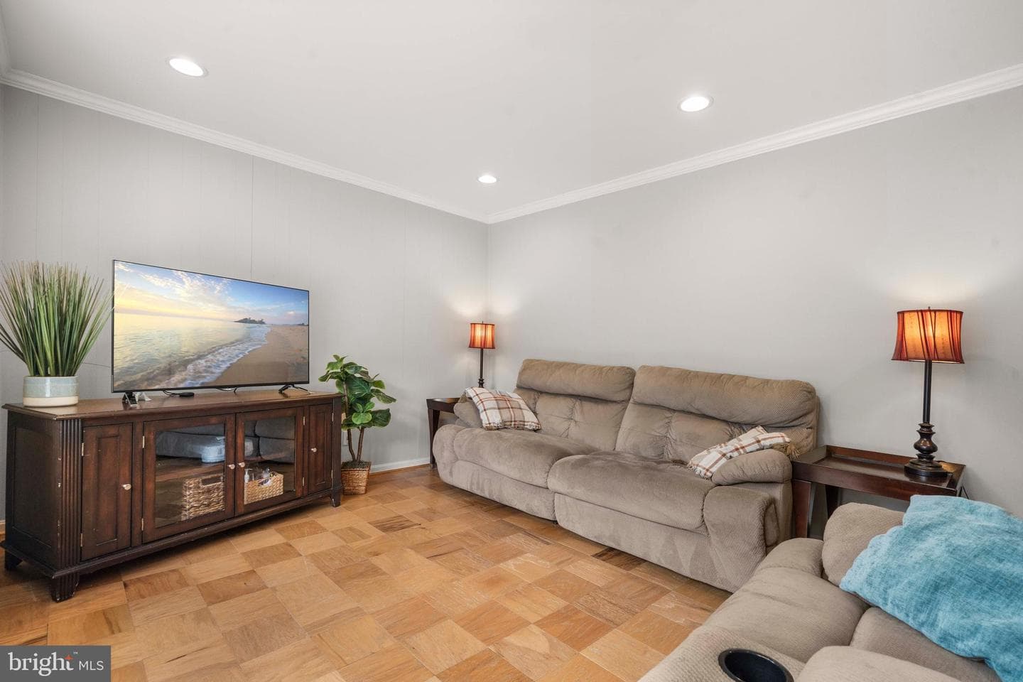 8414 Thames Street photo 7