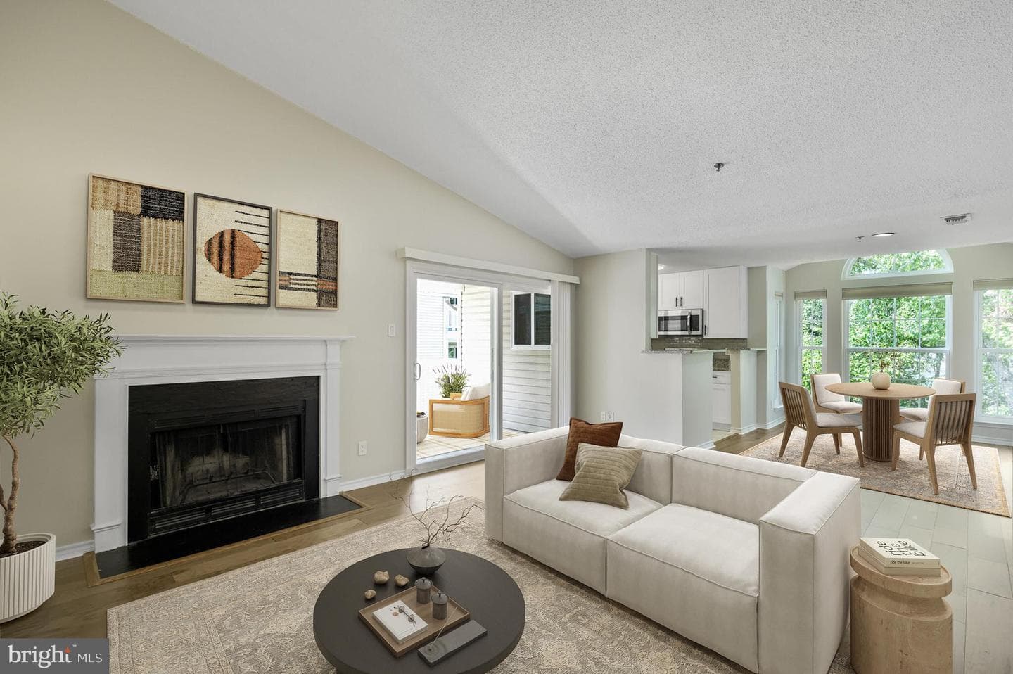 1524 Lincoln Way #406 photo 3