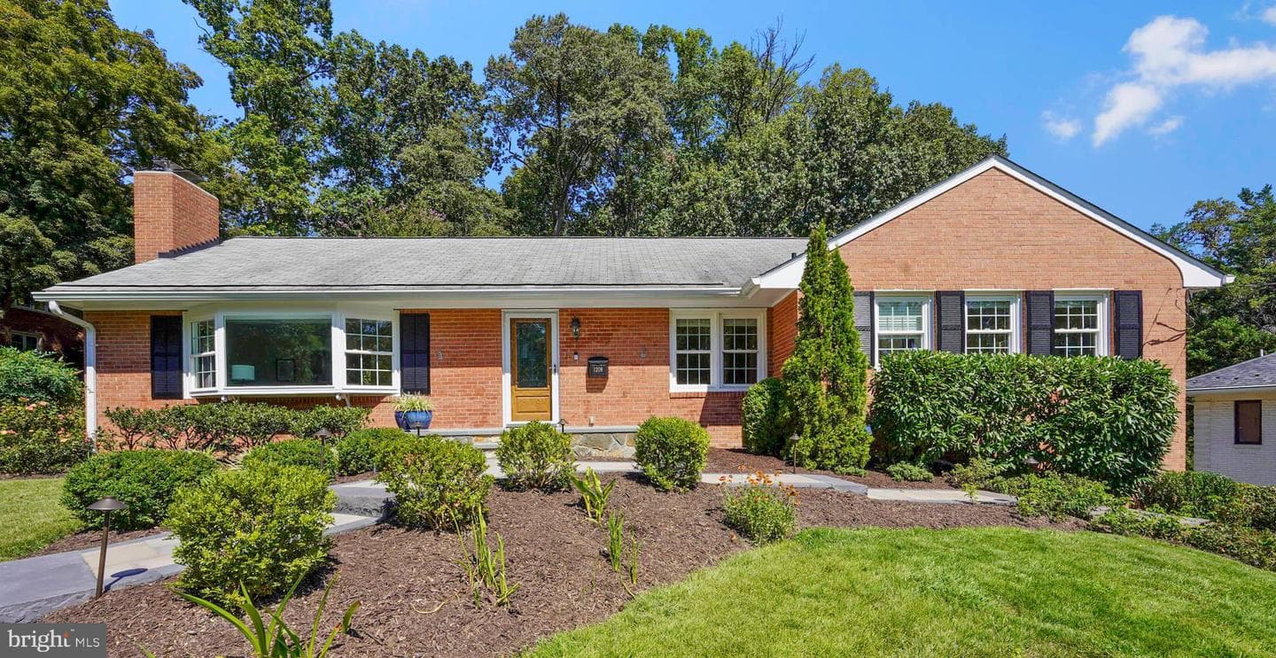 1208 Huntly Place photo 4