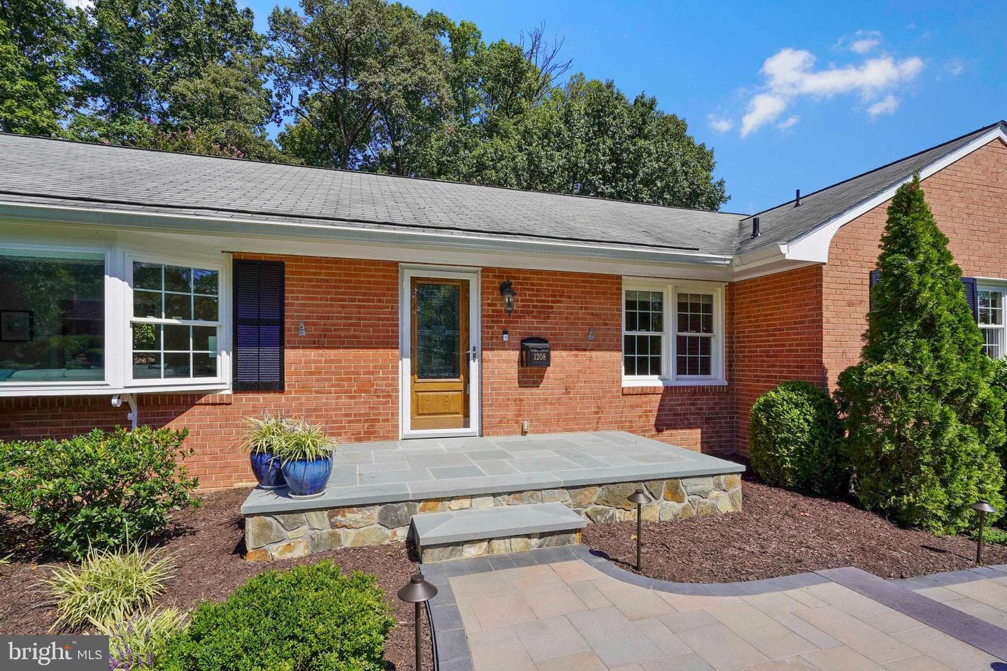 1208 Huntly Place photo 5