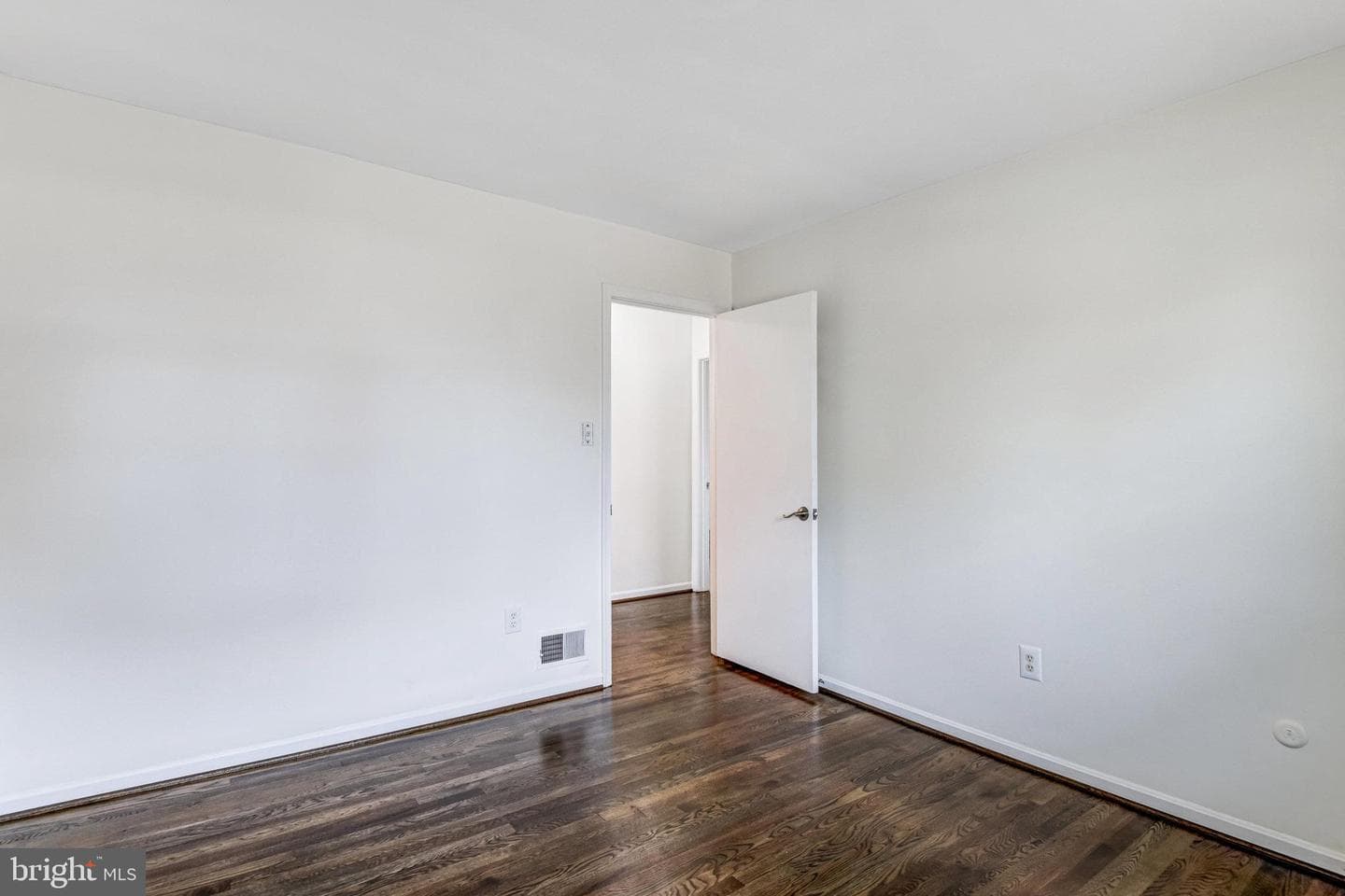 5370 Gainsborough Drive photo 18