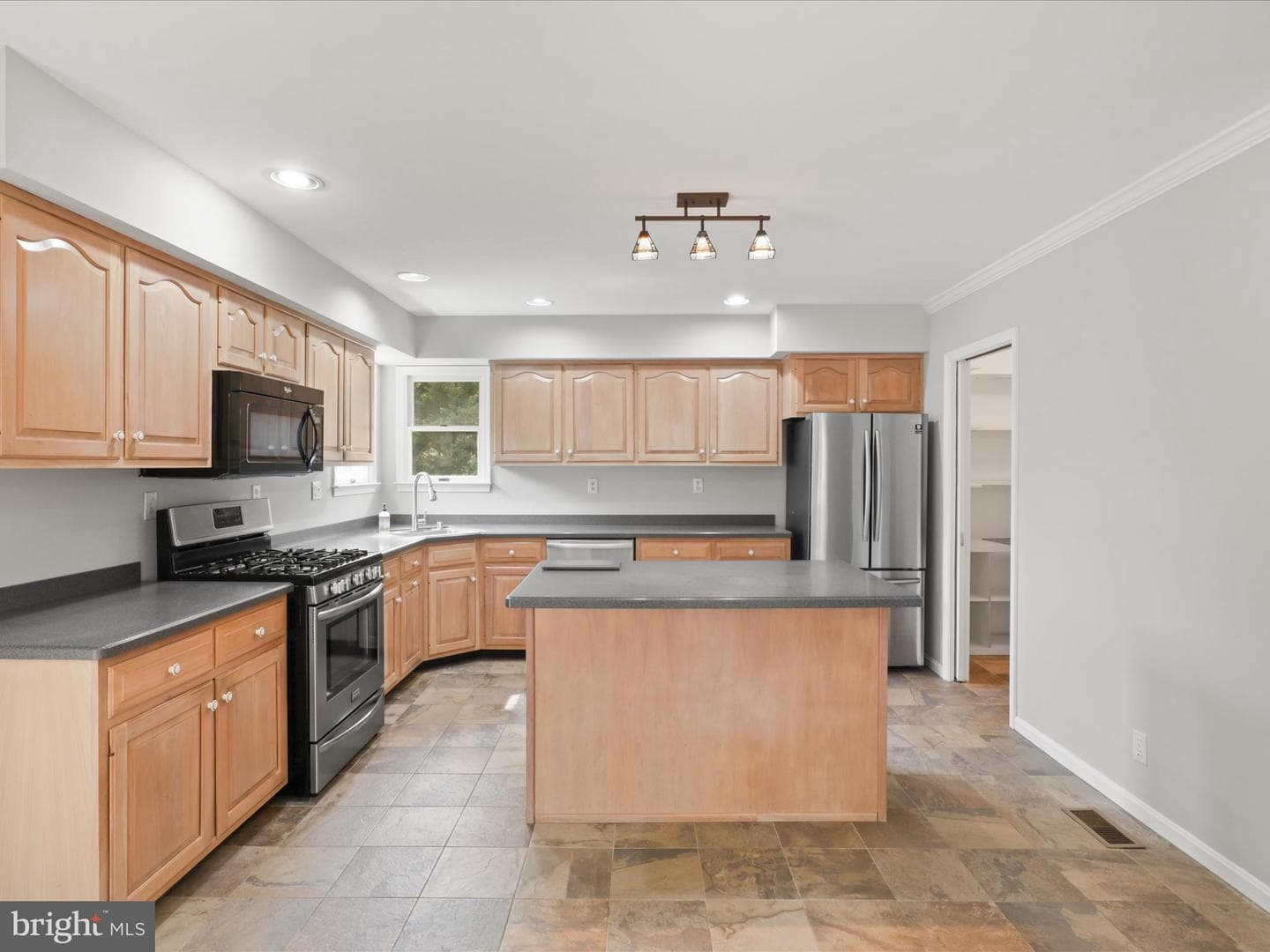 7533 Hollindale photo 10
