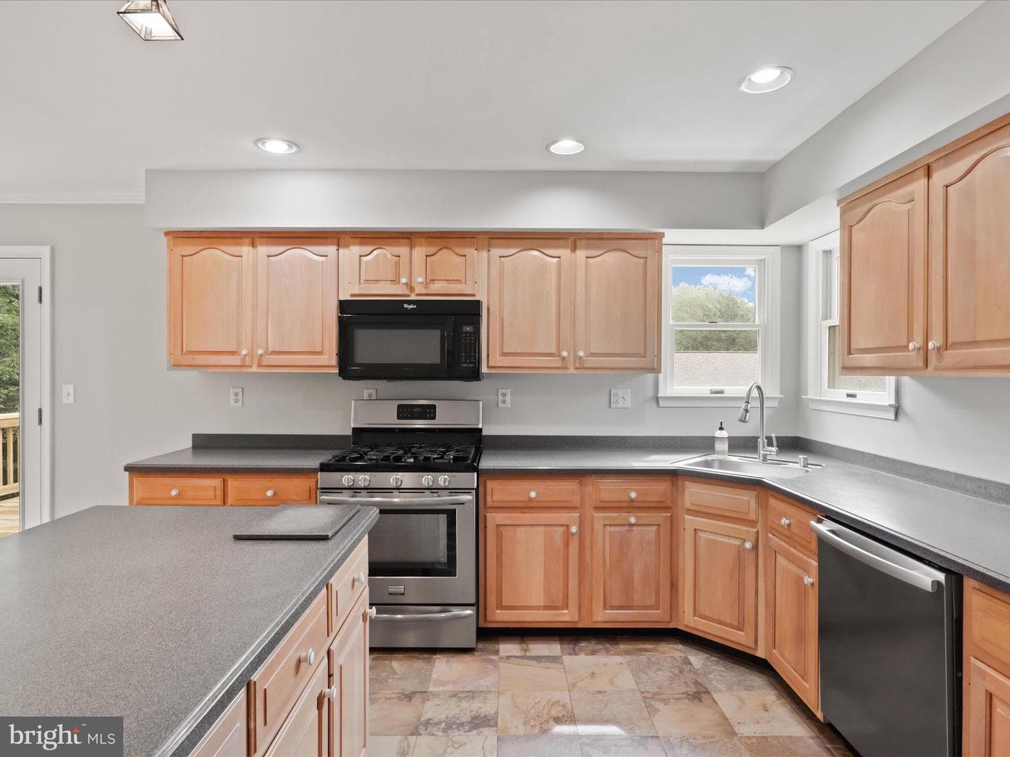 7533 Hollindale photo 12
