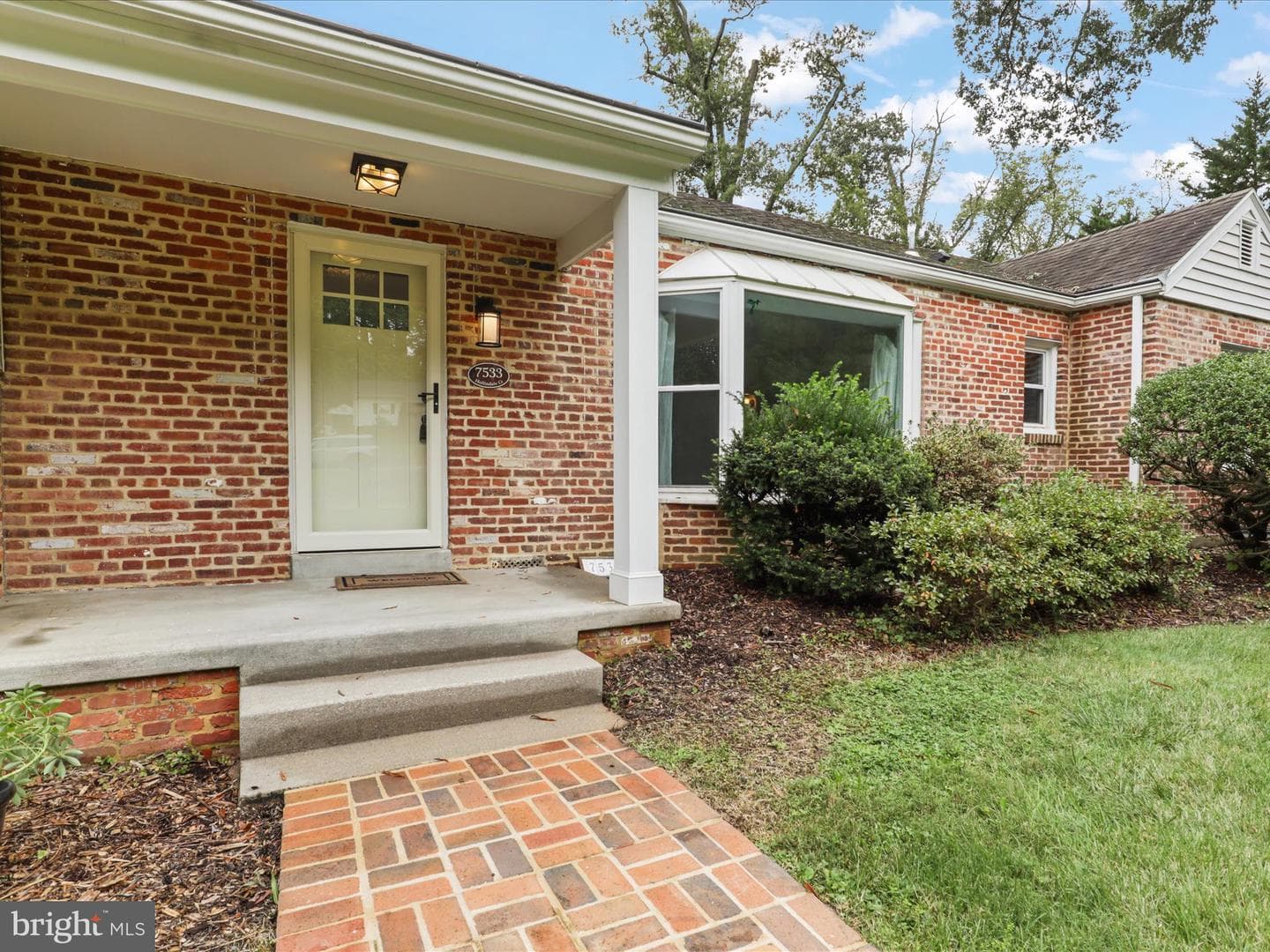 7533 Hollindale photo 8