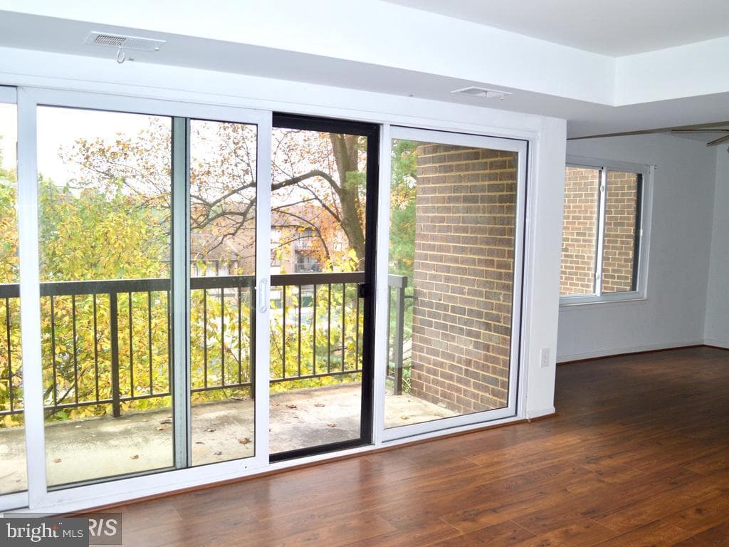 9715 Kings Crown Court #202 photo 4