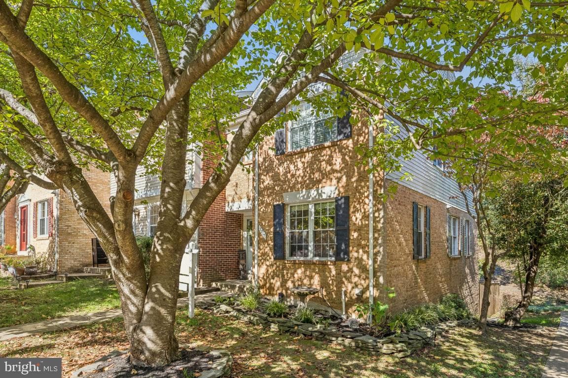 5715 Lawsons Hill Court photo 4