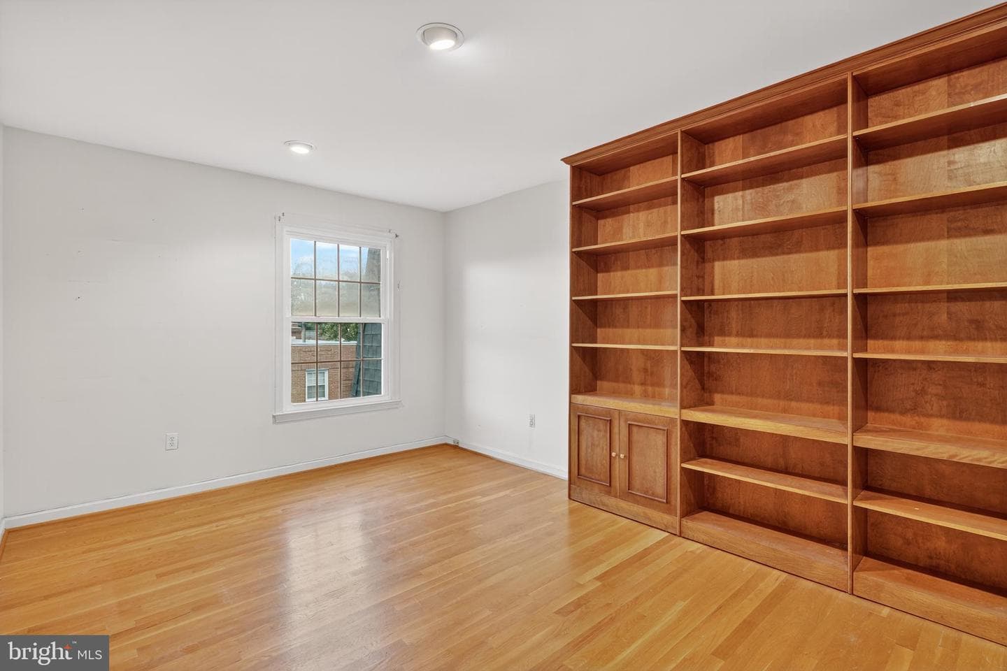 7416 Hallcrest photo 11