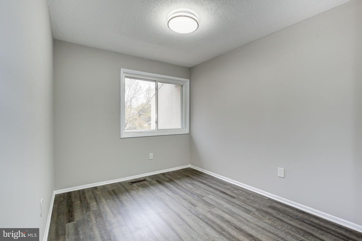 2394 Southgate Square photo 28
