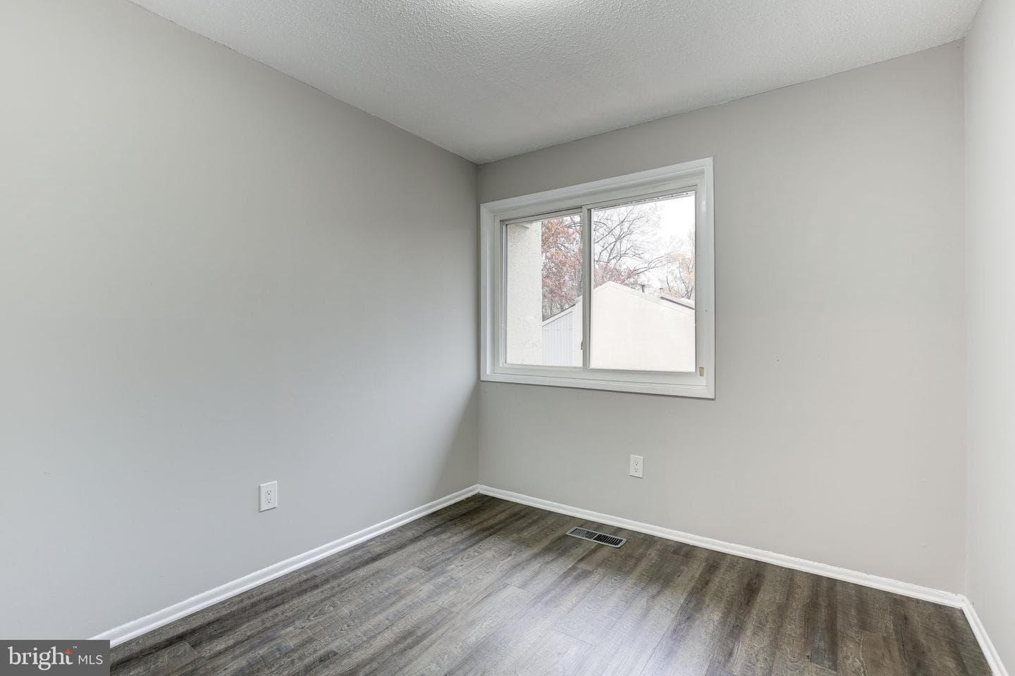 2394 Southgate Square photo 32