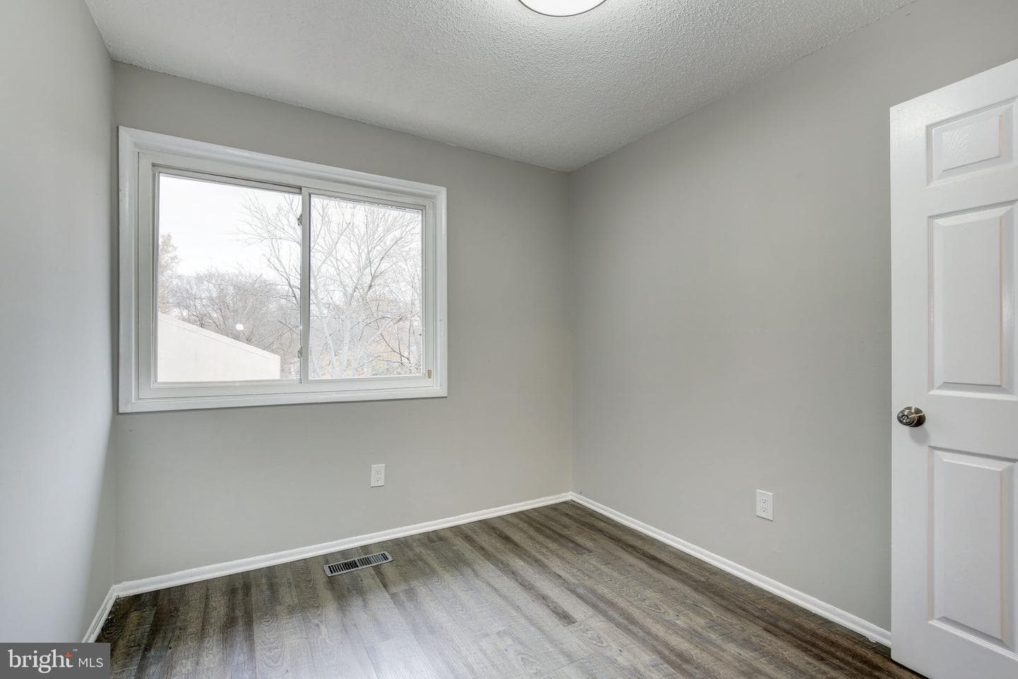 2394 Southgate Square photo 34