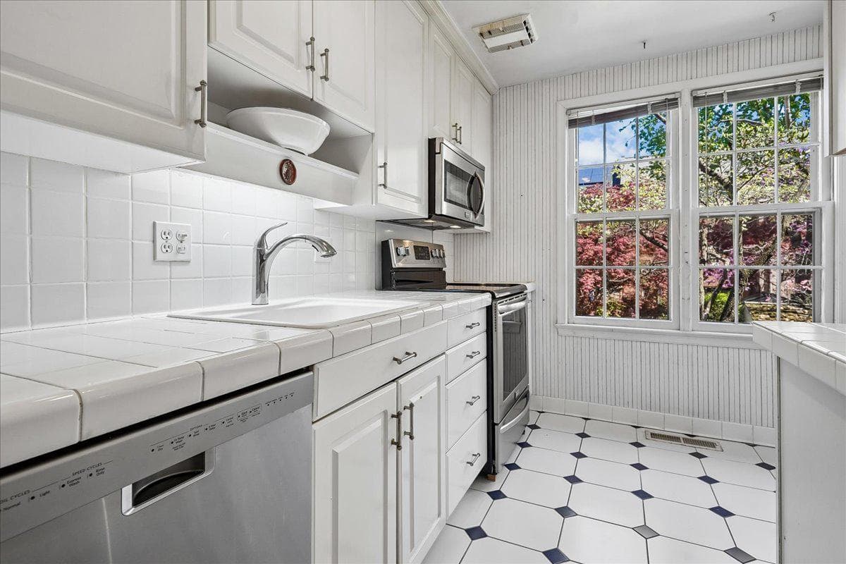 6315 Olde Towne Court photo 4