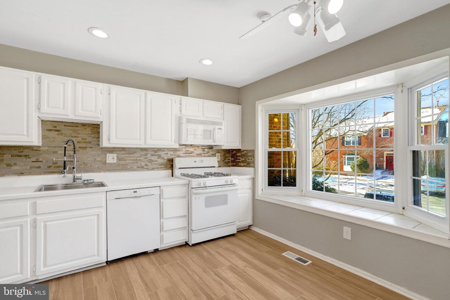 8225 Cedar Landing Court photo 4