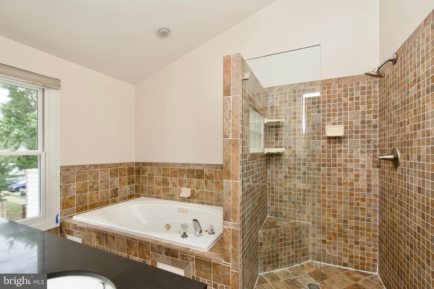 6211 Glenshire Row photo 23