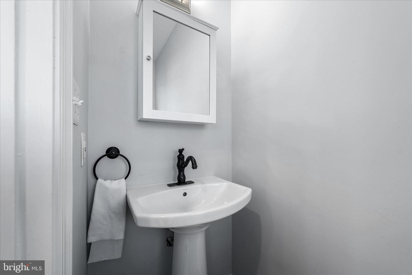 5211 Inverchapel Road photo 26