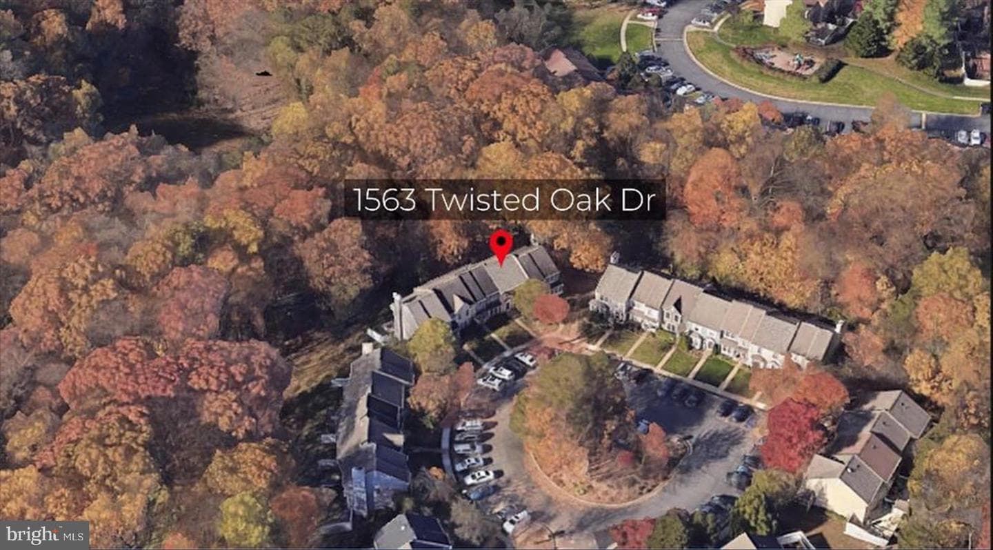 1563 Twisted Oak Drive photo 2