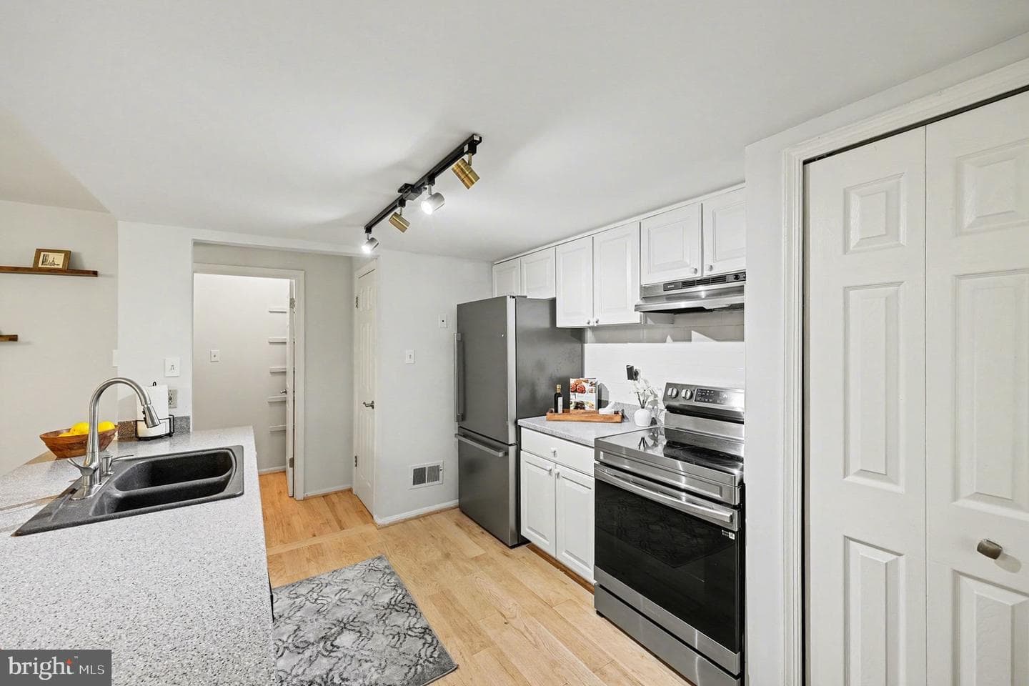 11040 Saffold Way photo 6