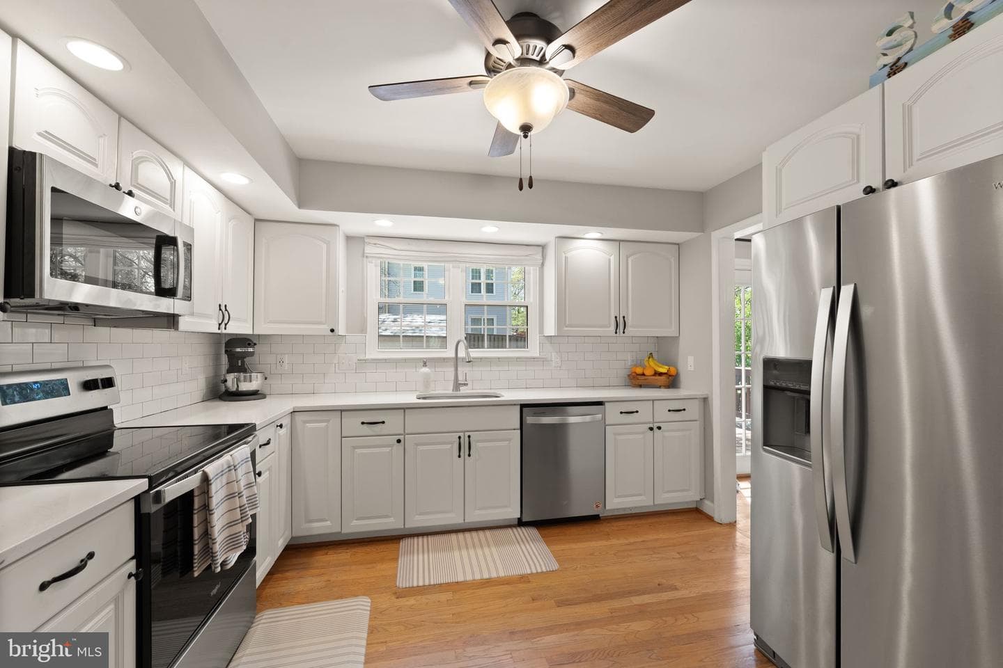 6111 Martins Landing Court photo 27