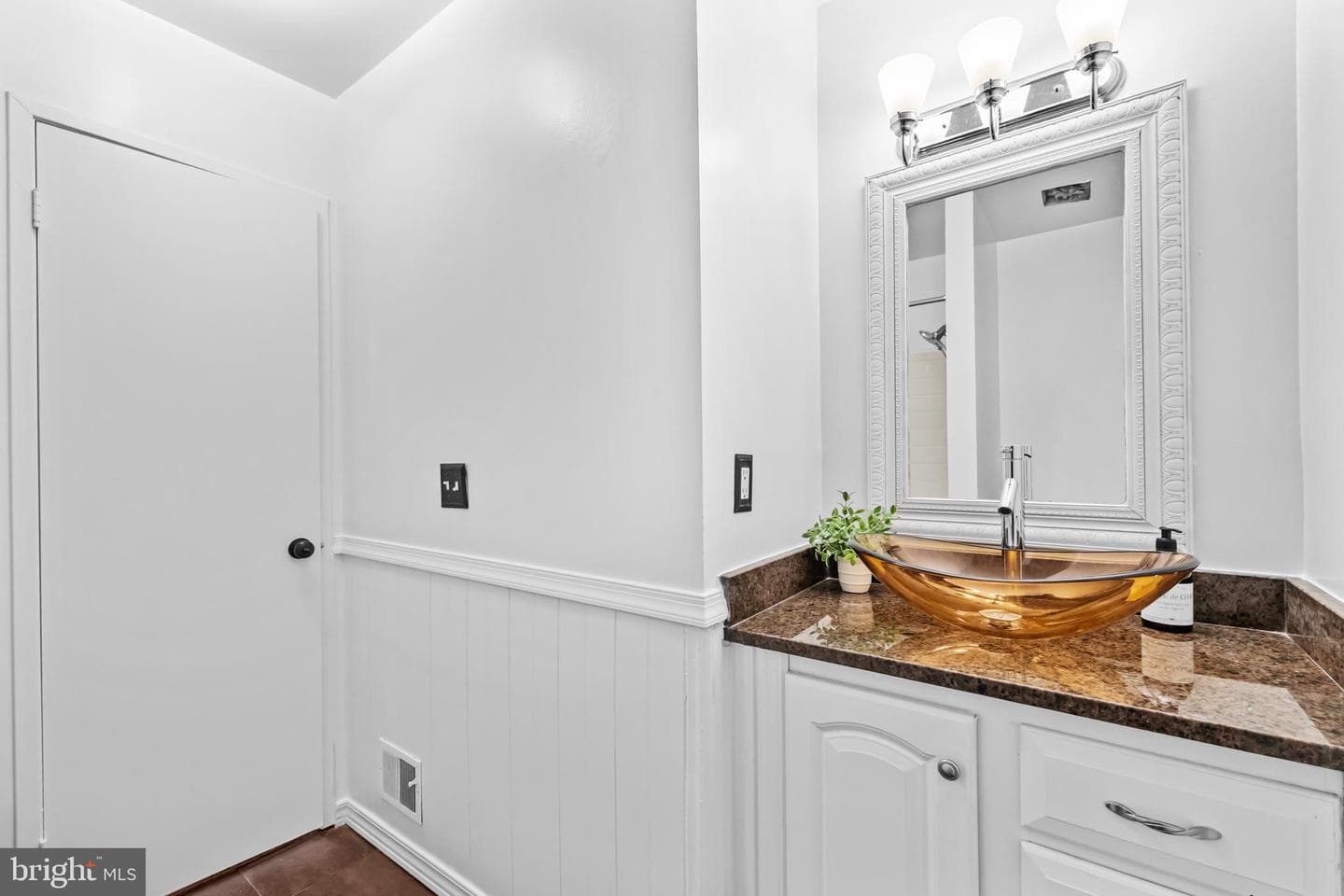 13513 Coates Lane photo 36