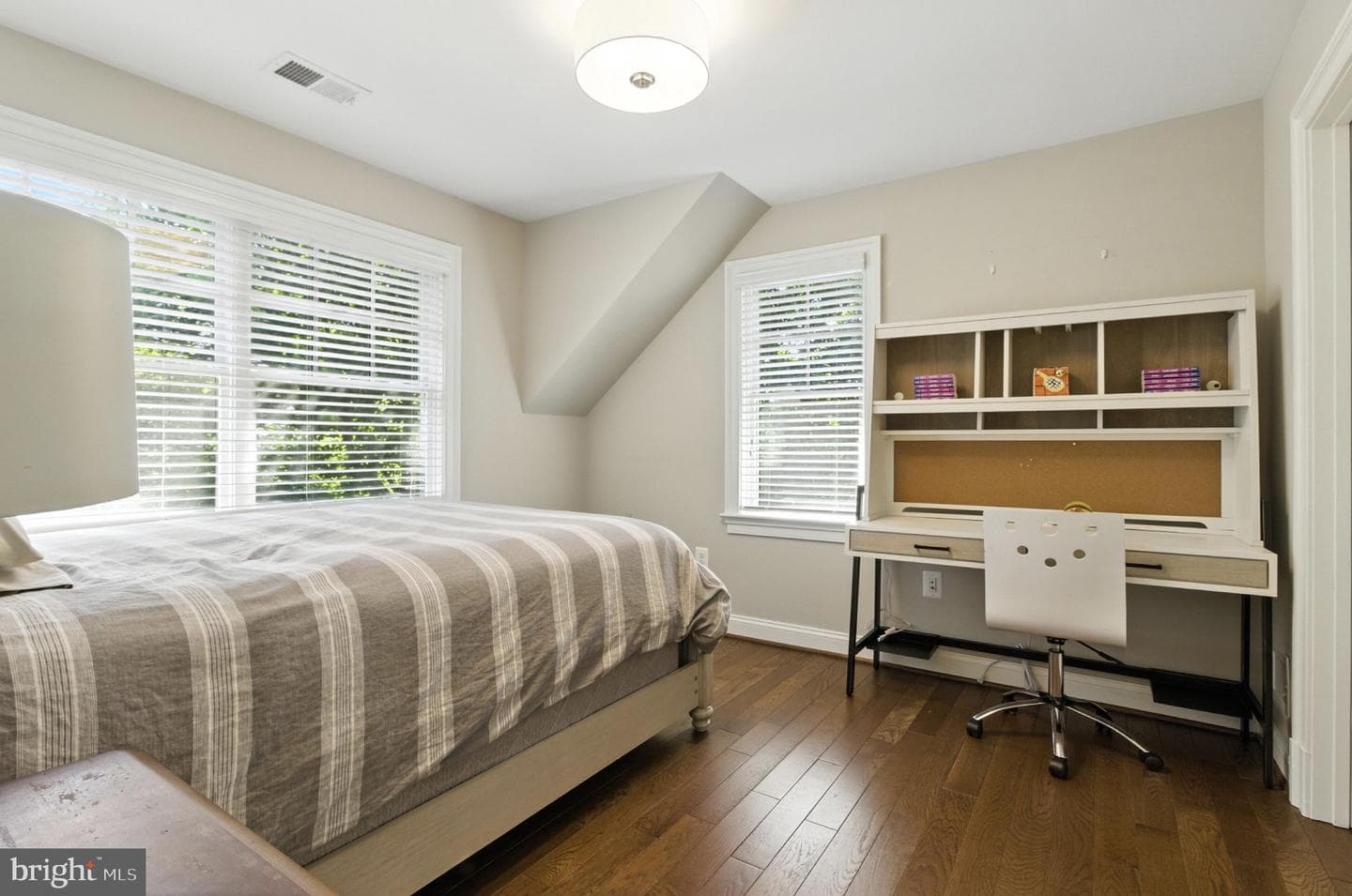 6838 Saint Albans Road photo 25