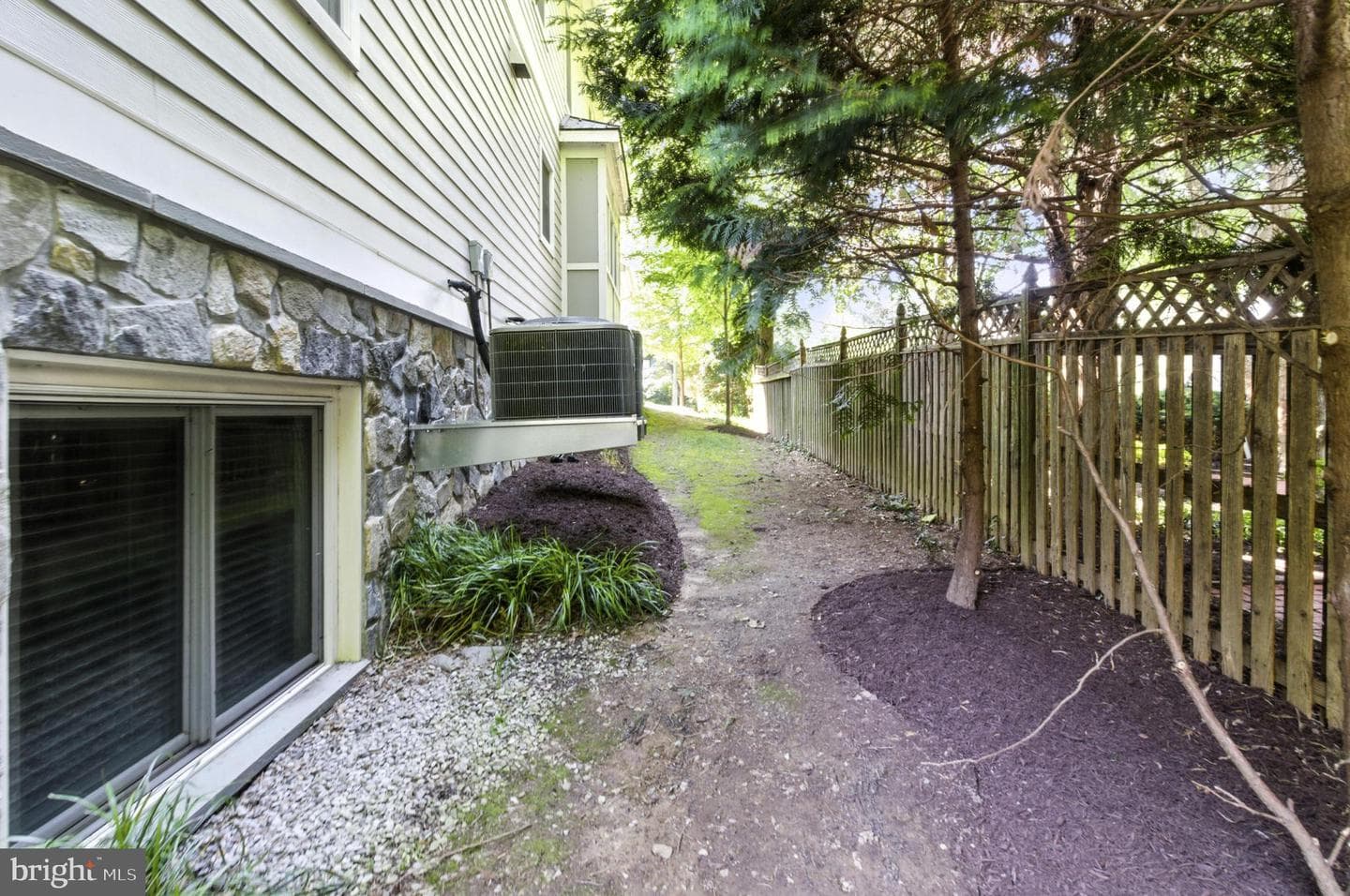 6838 Saint Albans Road photo 47