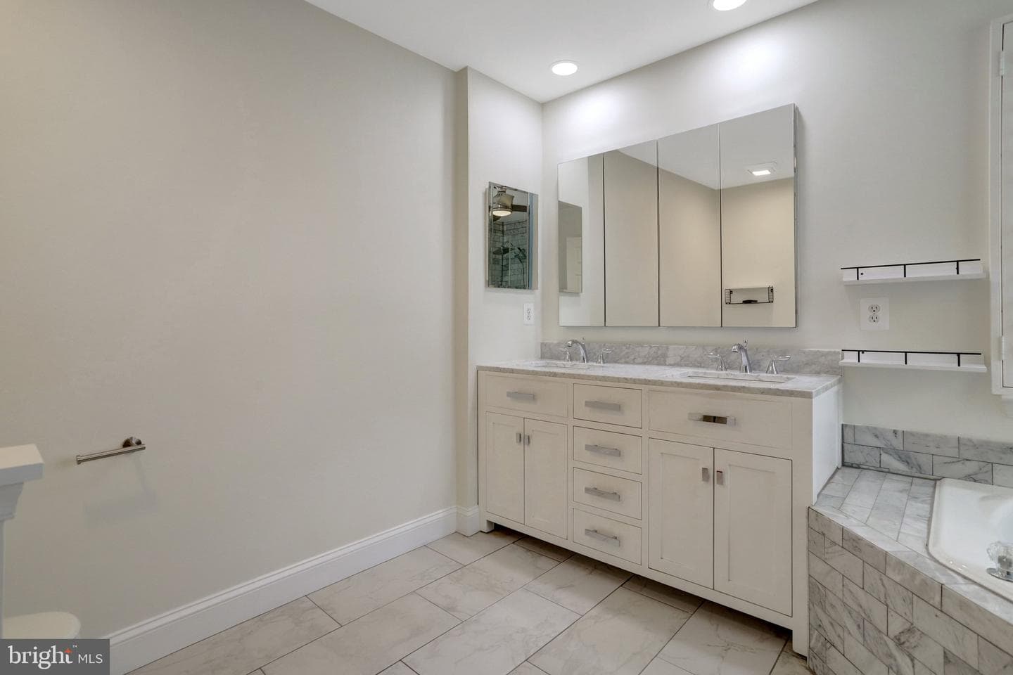 5282 Sandyford Street photo 46