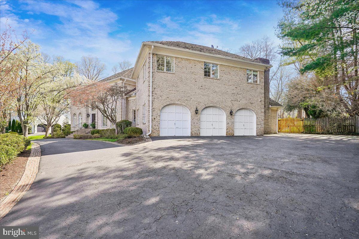 8013 Greenwich Woods Drive photo 10