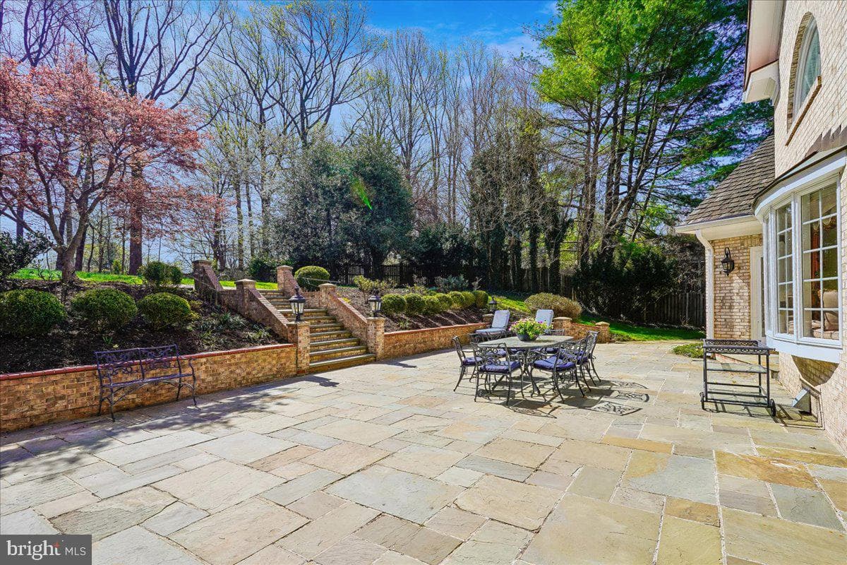 8013 Greenwich Woods Drive photo 23