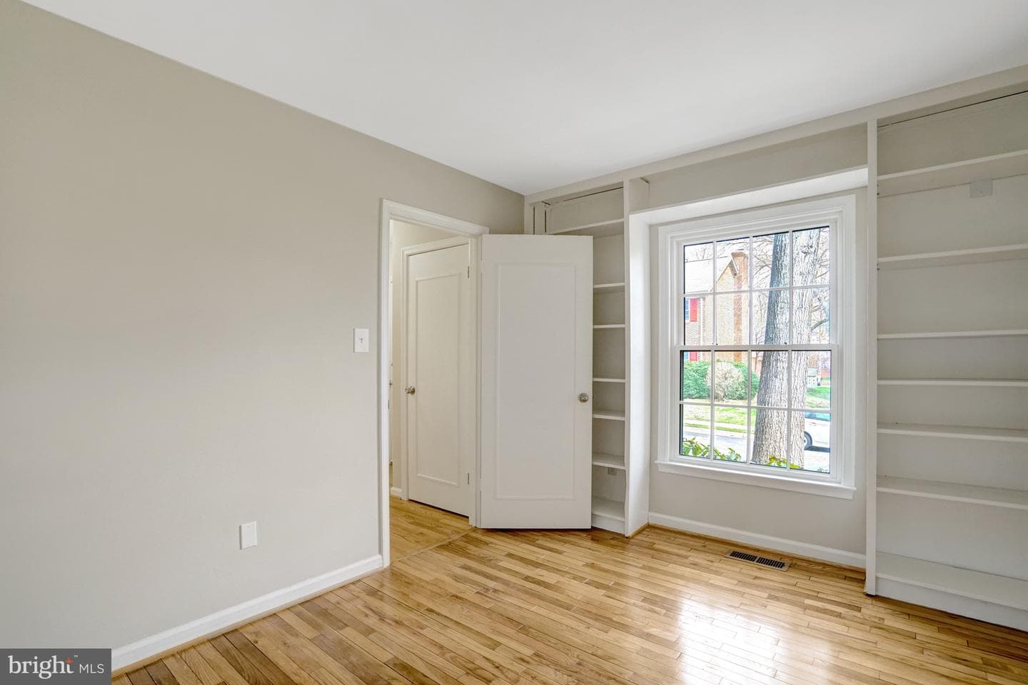 8523 Lakinhurst Lane photo 16