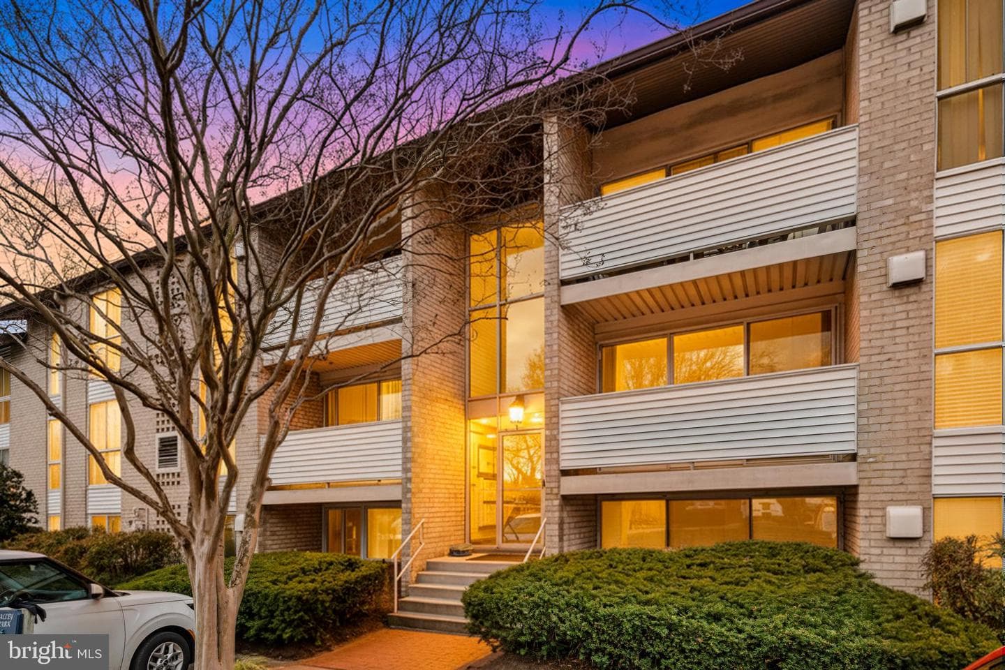 5606 Bloomfield Drive #104