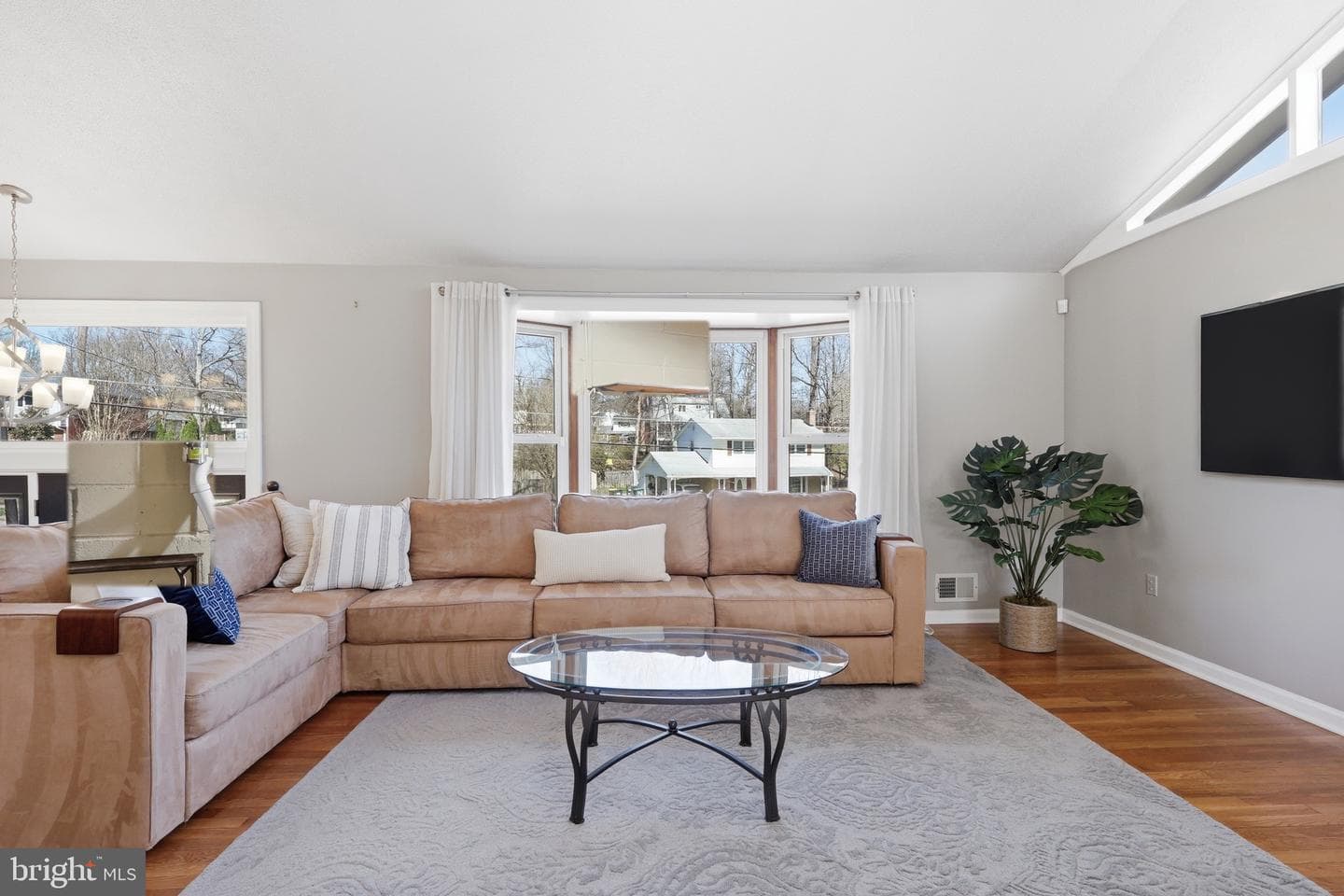 5613 Eastbourne Drive photo 5