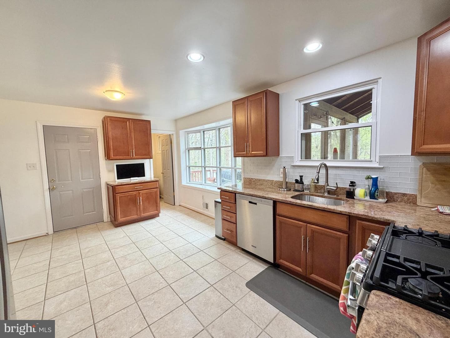 8467 Thames Street photo 8