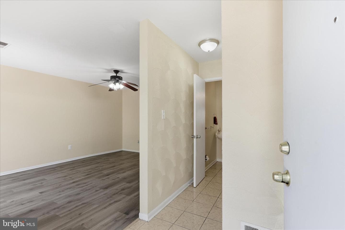 2438 Southgate Square photo 5
