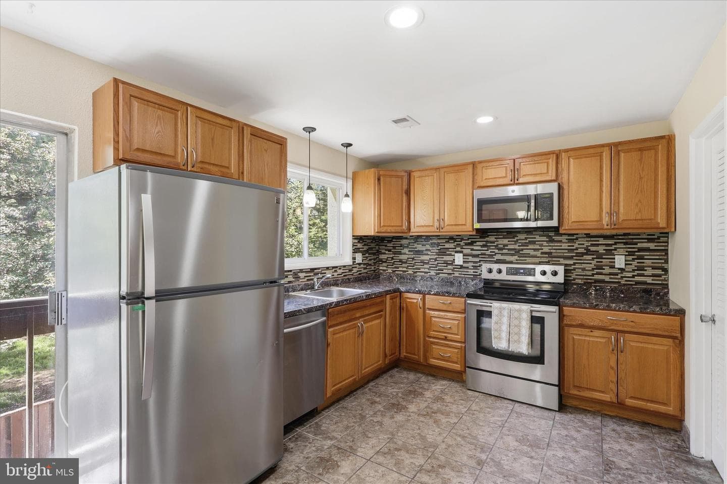 2438 Southgate Square photo 9