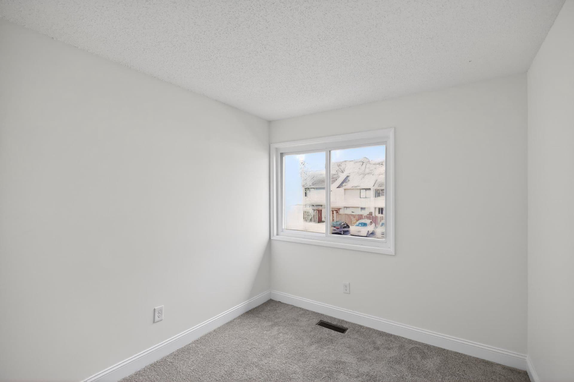 2434 Southgate Square photo 19