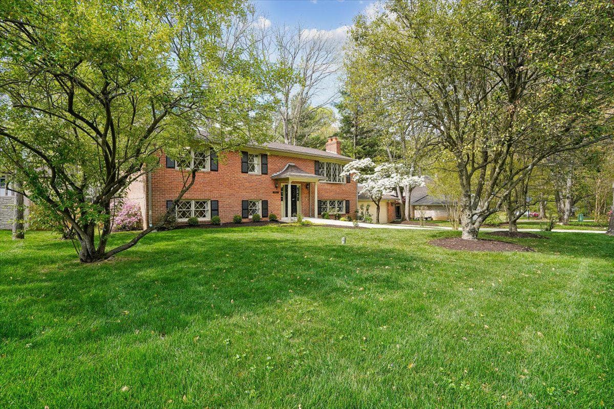8913 Bluegate Drive photo 2