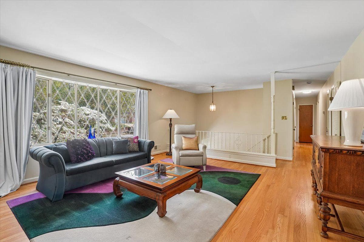 8913 Bluegate Drive photo 4