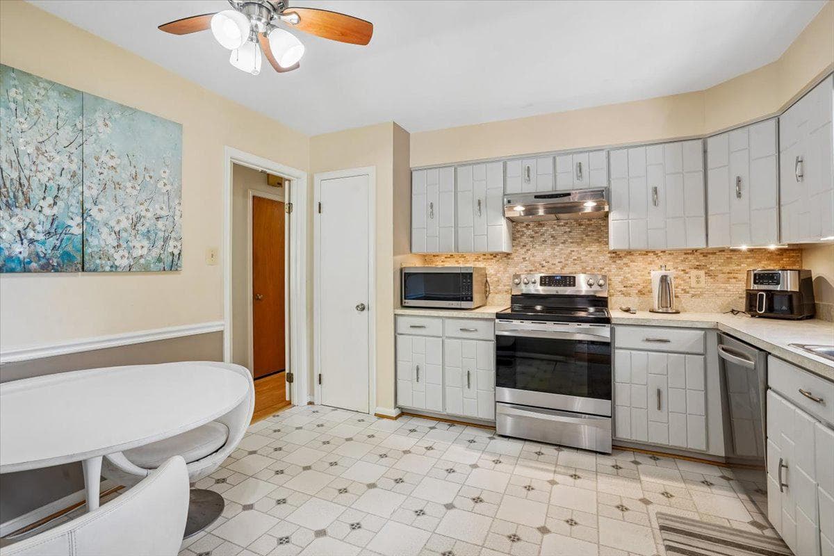 8913 Bluegate Drive photo 9
