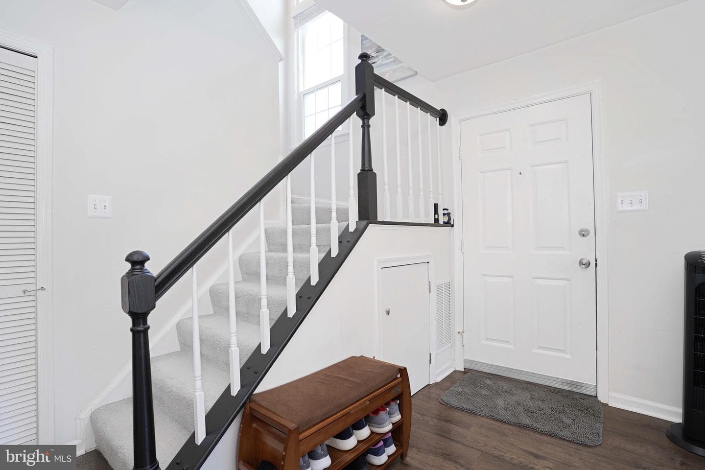 6038 Netherton Street photo 4