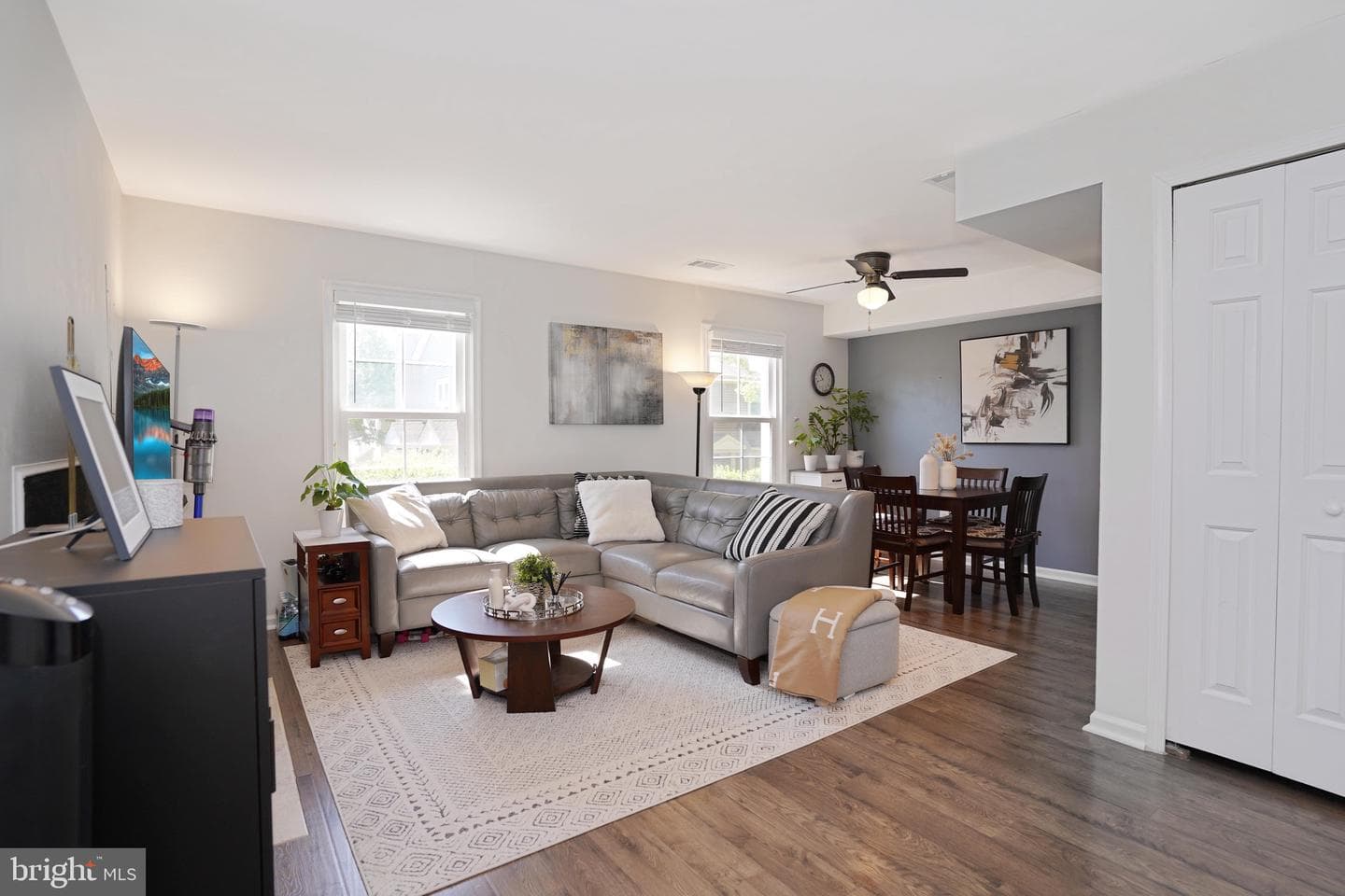 6038 Netherton Street photo 6