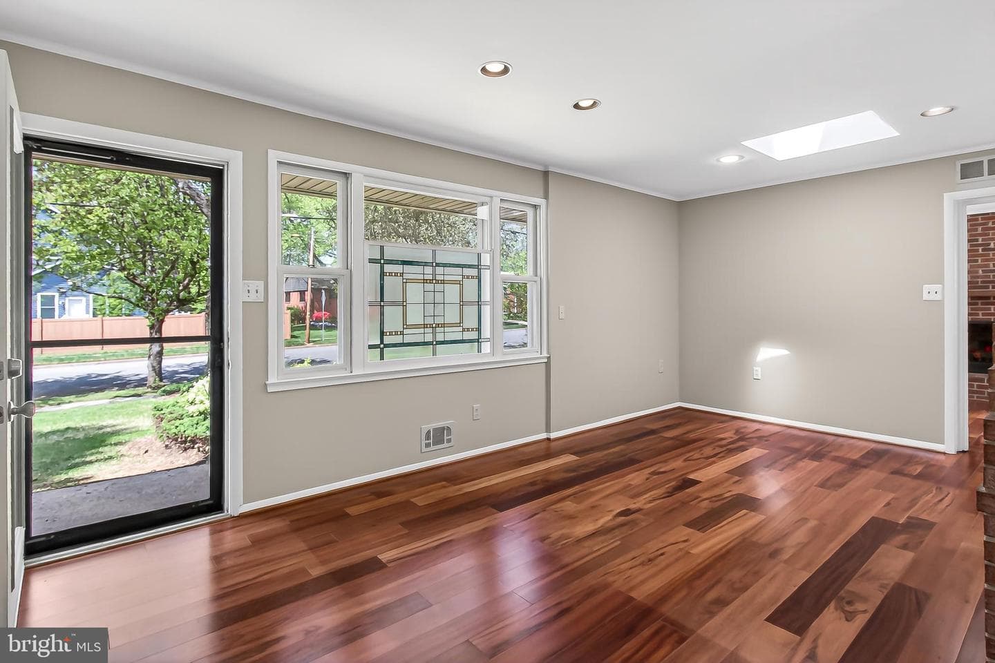 5509 Inverchapel Road photo 3