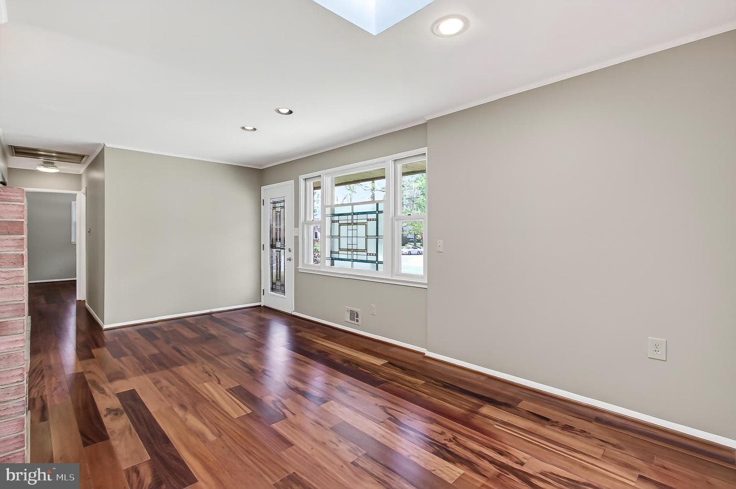 5509 Inverchapel Road photo 4