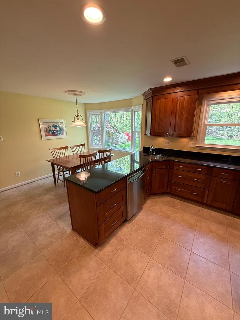 5810 Hall Street photo 33