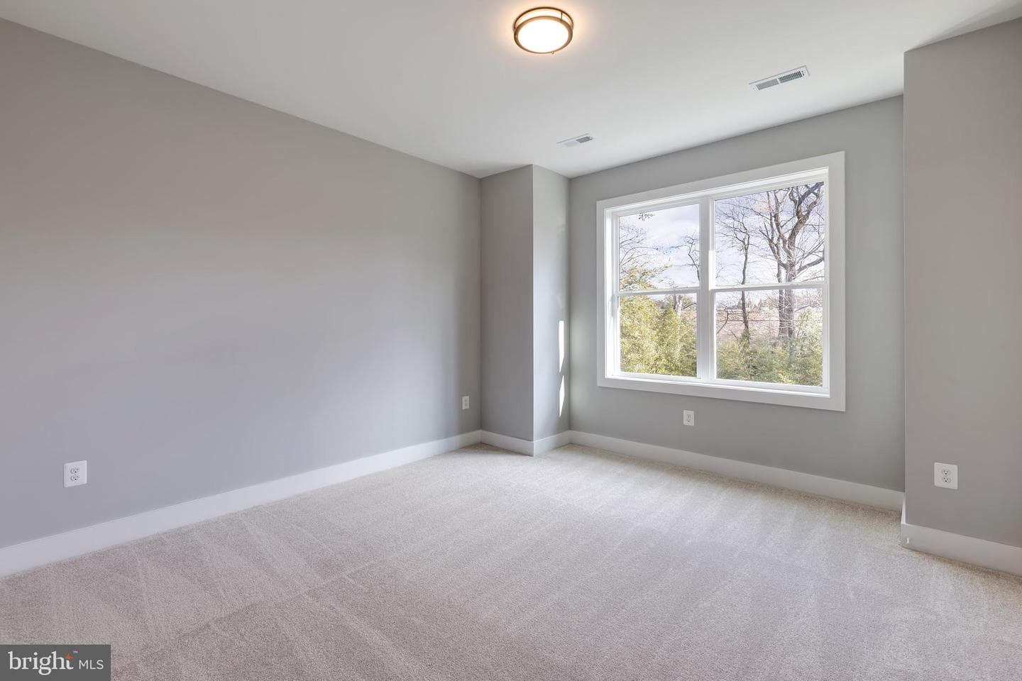 125 Casmar Street SE photo 32