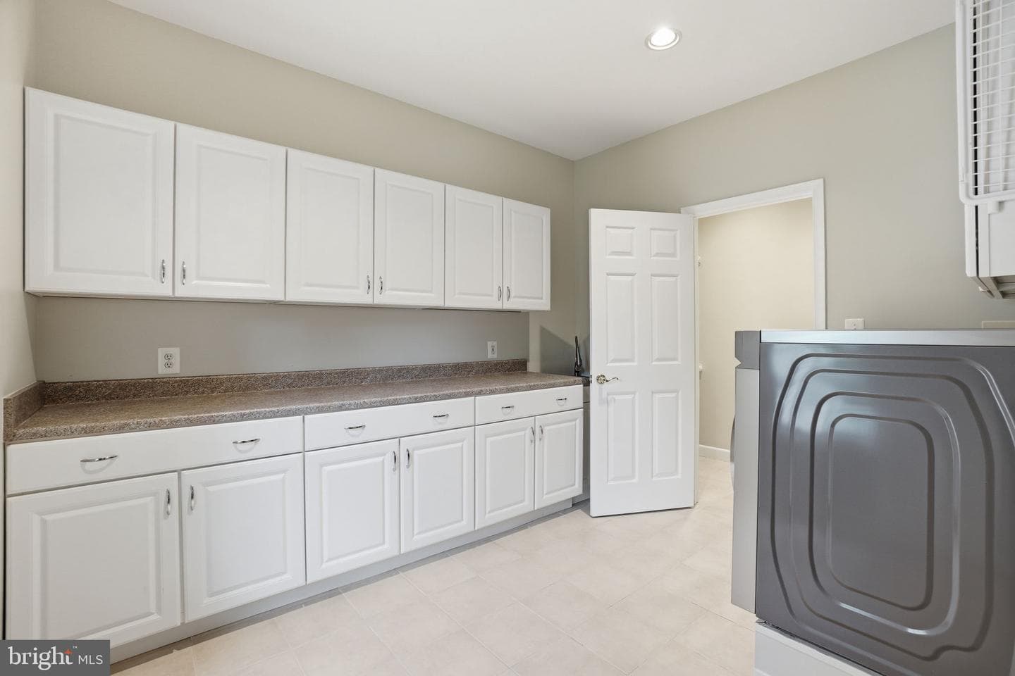 8613 Vernon Avenue photo 32