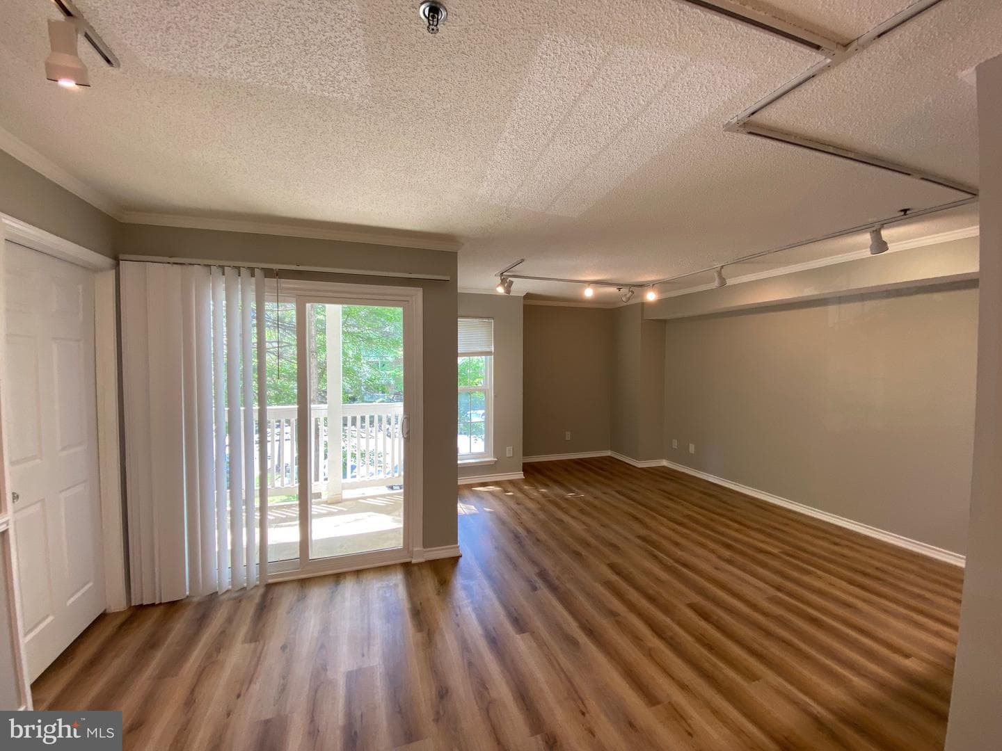 1524 Lincoln Way #209 photo 8