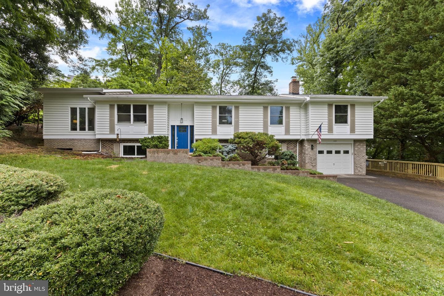 5610 Shade Tree Lane, Alexandria