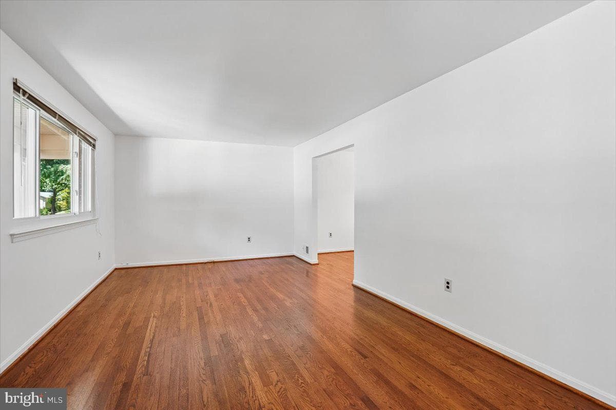 4945 Gainsborough Drive photo 12