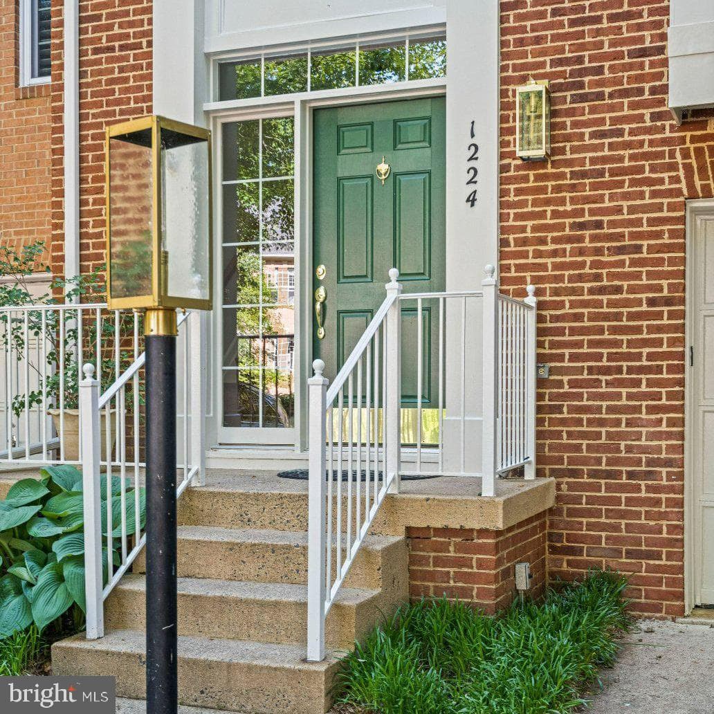 1224 Wild Hawthorn Way, Reston