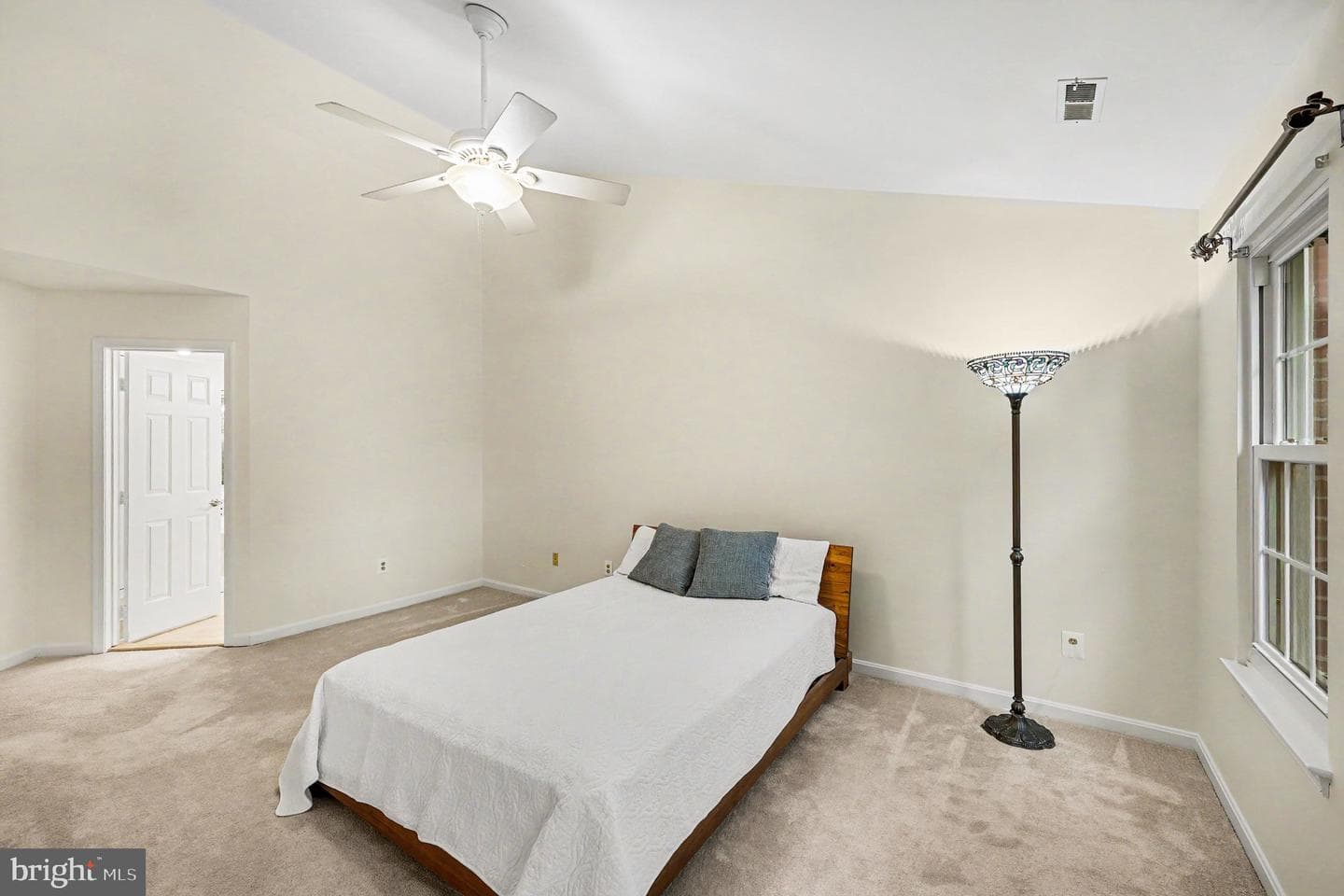 13704 Shelburne Street photo 10